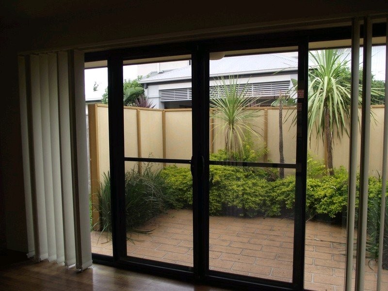 8 Thames Place, Oxenford QLD 4210