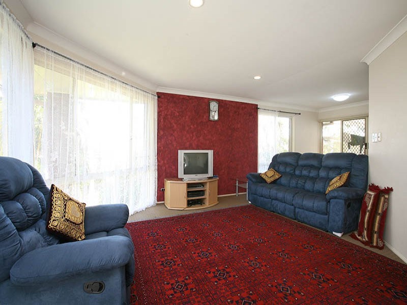 2 Carnoustie Court, Arundel QLD 4214