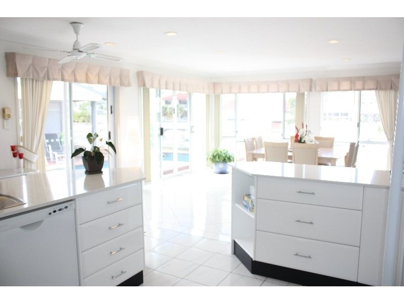 9 Seabreeze Street, Paradise Point QLD 4216