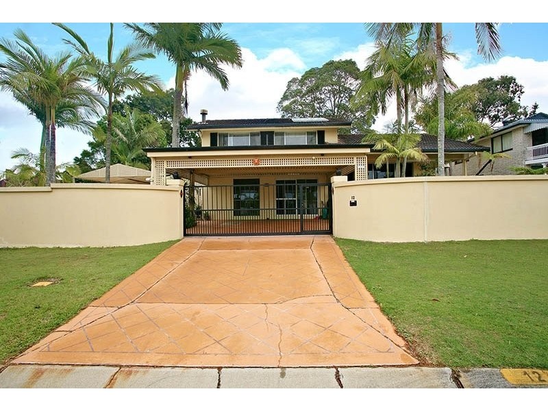 12 kinloch ave, Benowa QLD 4217