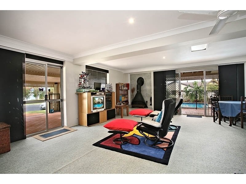 12 kinloch ave, Benowa QLD 4217
