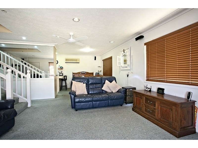 12 kinloch ave, Benowa QLD 4217