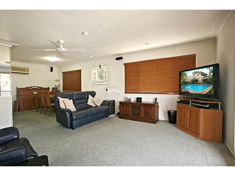 12 kinloch ave, Benowa QLD 4217