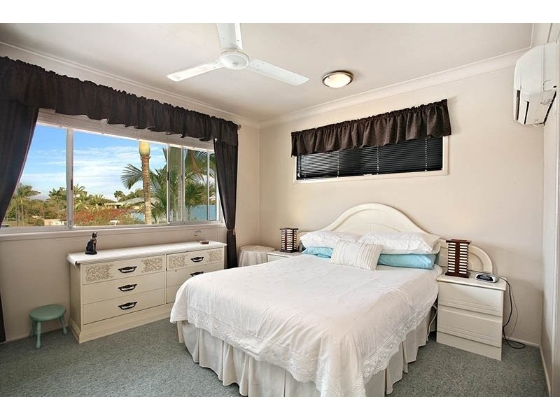 12 kinloch ave, Benowa QLD 4217