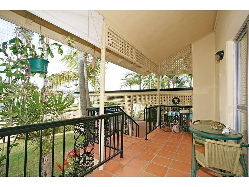 12 kinloch ave, Benowa QLD 4217