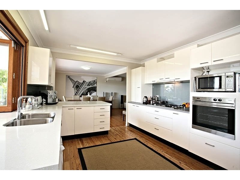8 Gibraltar Drive, Isle Of Capri QLD 4217