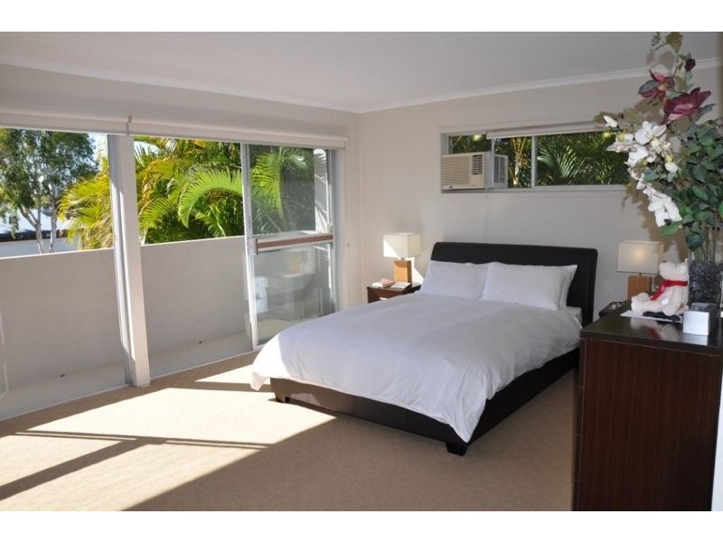8 Gibraltar Drive, Isle Of Capri QLD 4217