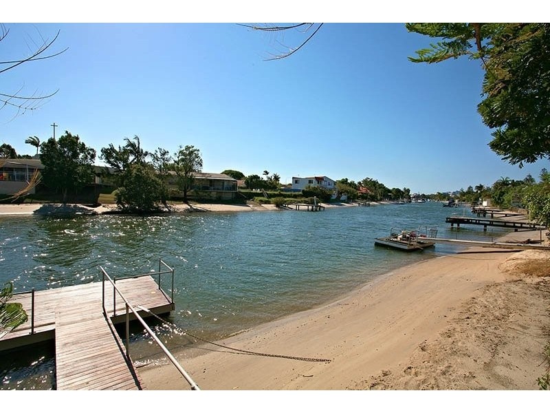 8 Gibraltar Drive, Isle Of Capri QLD 4217