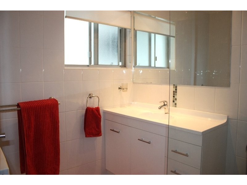 9 Yacht Street, Southport QLD 4215