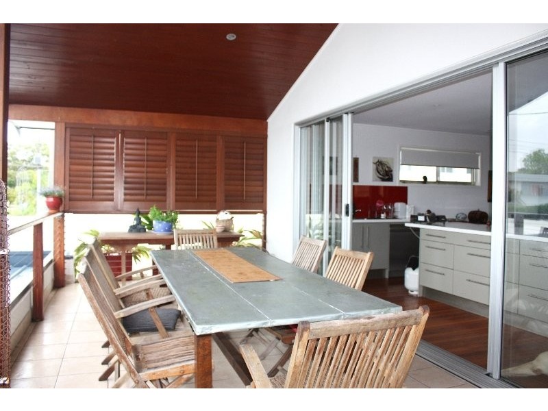 9 Yacht Street, Southport QLD 4215