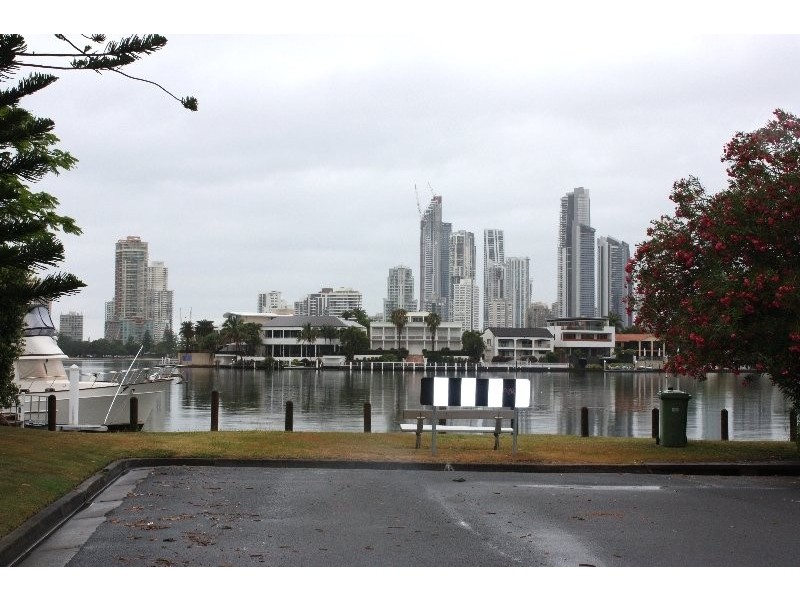 9 Yacht Street, Southport QLD 4215