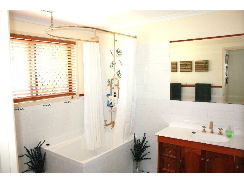 18 Dromana Crescent, Helensvale QLD 4212