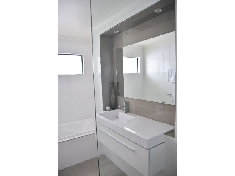 11 Tooraneedin Rd, Coomera QLD 4209