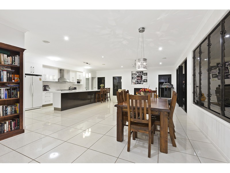 400 South Yaamba Road, Alton Downs QLD 4702