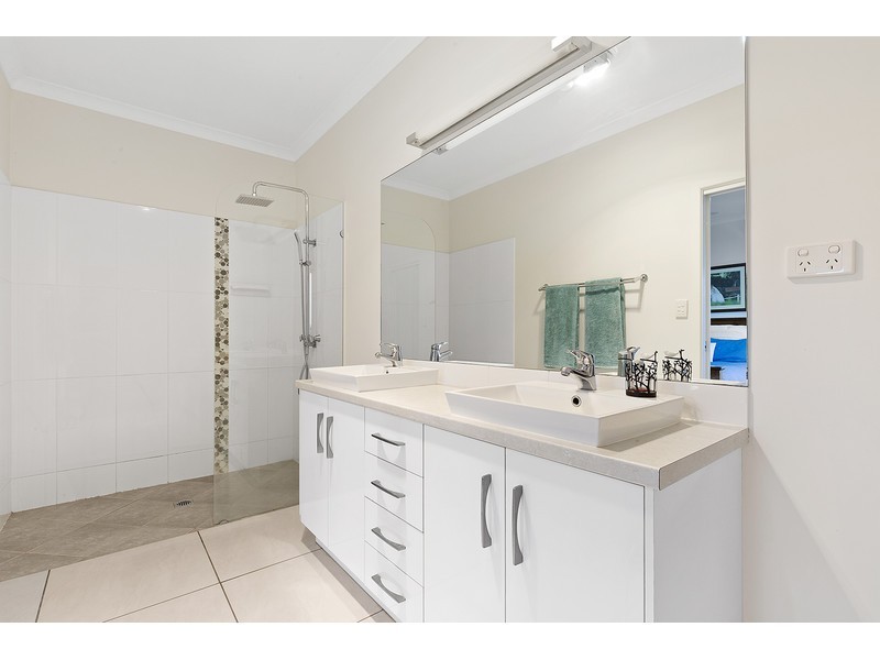 400 South Yaamba Road, Alton Downs QLD 4702