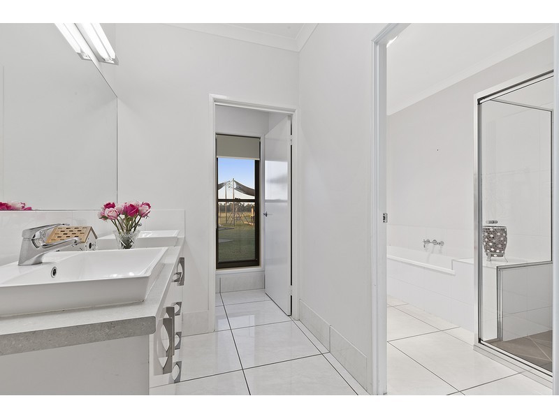 400 South Yaamba Road, Alton Downs QLD 4702