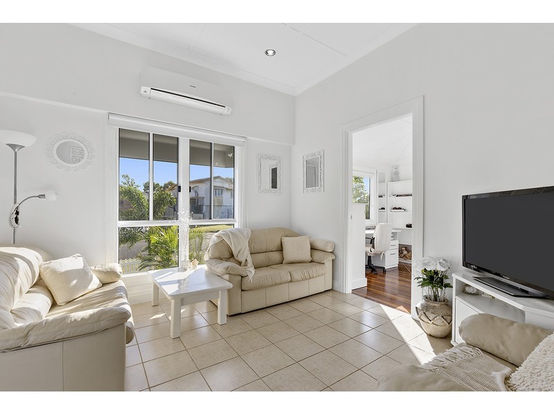 16 Bernard Street, Berserker QLD 4701