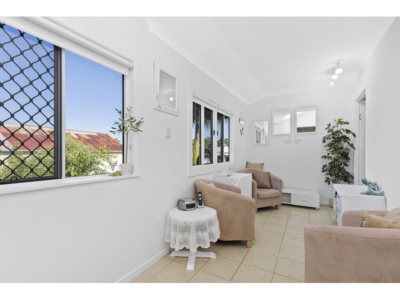 16 Bernard Street, Berserker QLD 4701