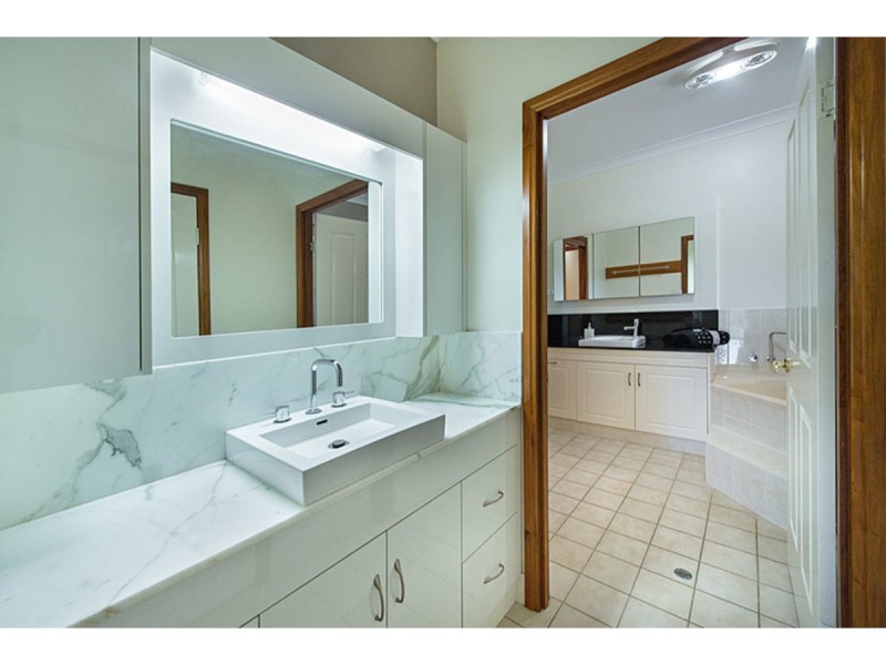 1077 Belmont Road, Glendale QLD 4711