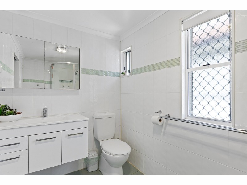 6 West Street, The Range QLD 4700