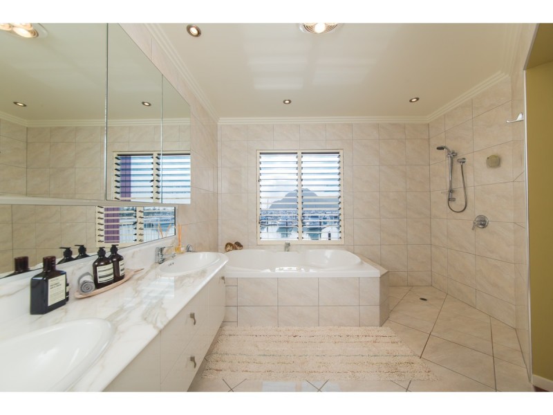 17 Bayside Way, Rosslyn QLD 4703