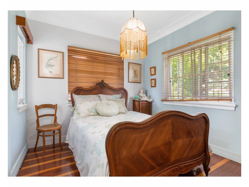 8 West Street, The Range QLD 4700