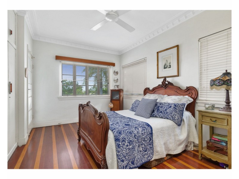 8 West Street, The Range QLD 4700