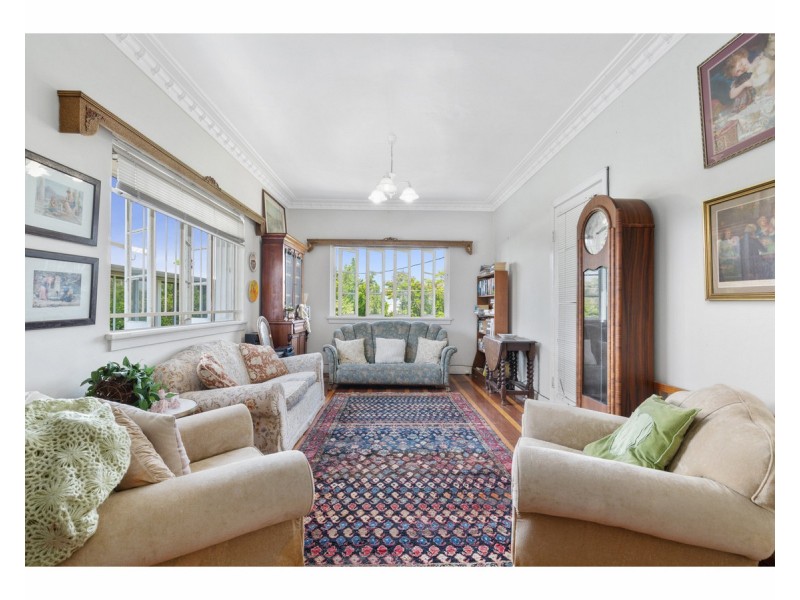 8 West Street, The Range QLD 4700