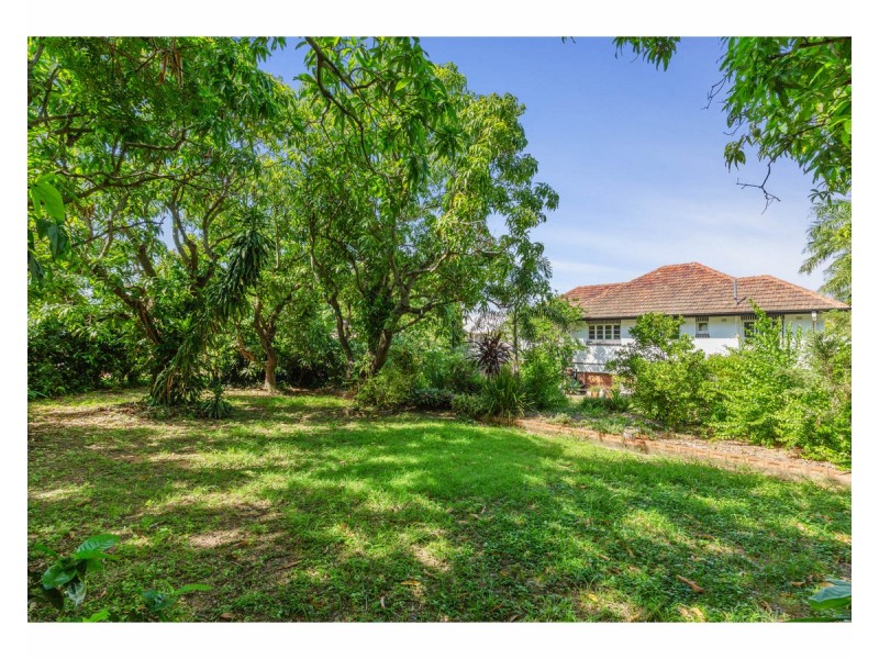 8 West Street, The Range QLD 4700