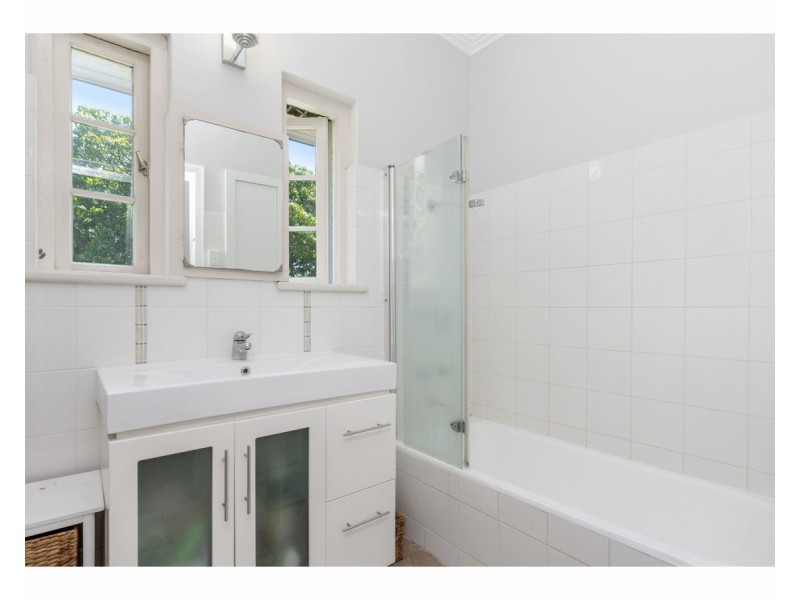 8 West Street, The Range QLD 4700
