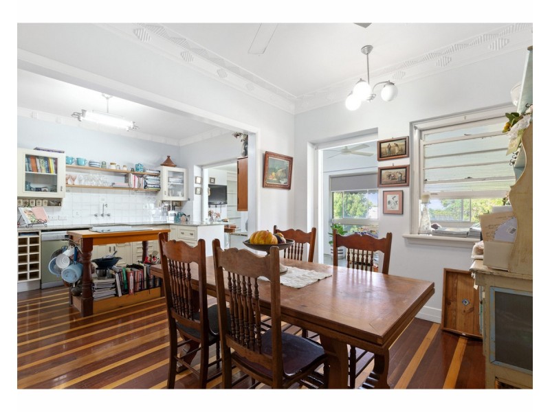 8 West Street, The Range QLD 4700