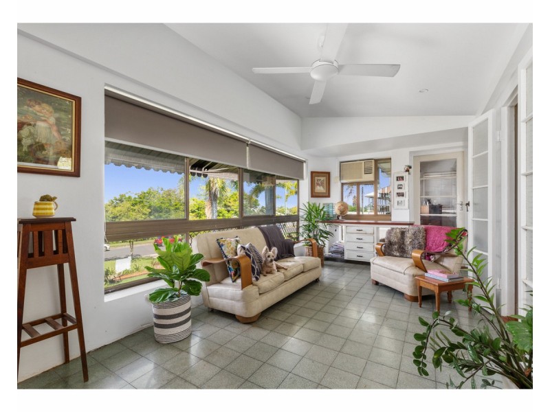 8 West Street, The Range QLD 4700