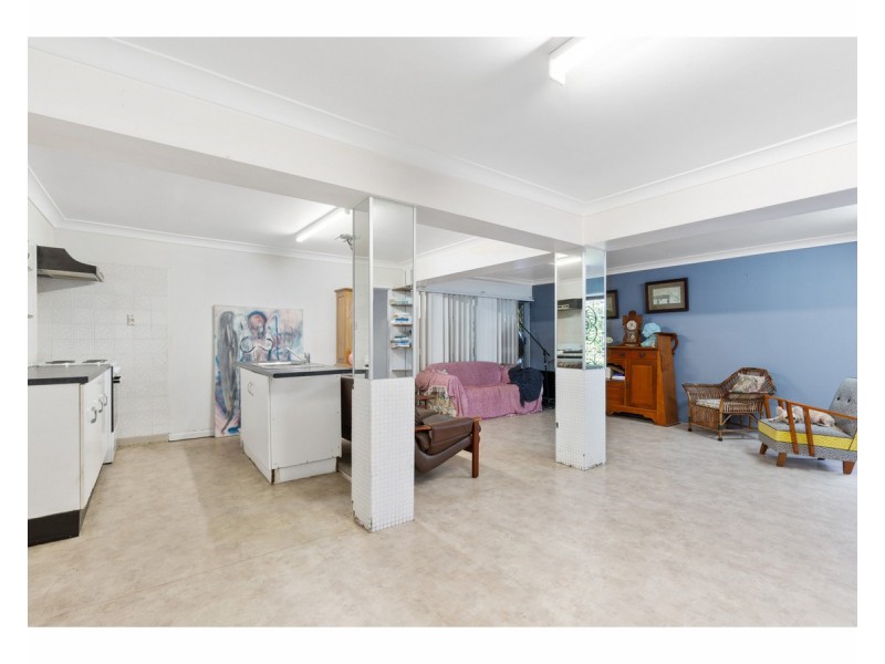 8 West Street, The Range QLD 4700