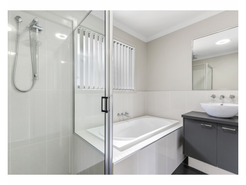2/249 Mason Street, Koongal QLD 4701
