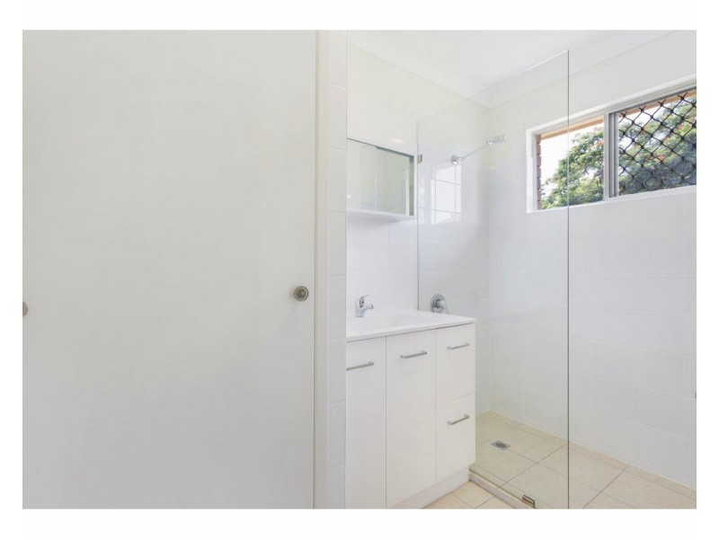 1,2,3,4,5/11 Card Street, Berserker QLD 4701