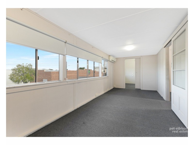 Upstairs/22 Upper Dawson Road, Allenstown QLD 4700