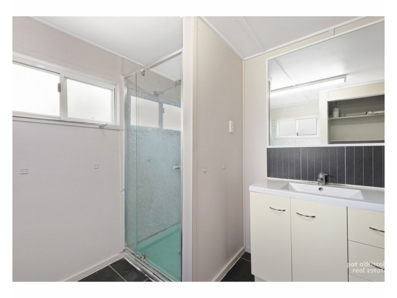 Upstairs/22 Upper Dawson Road, Allenstown QLD 4700