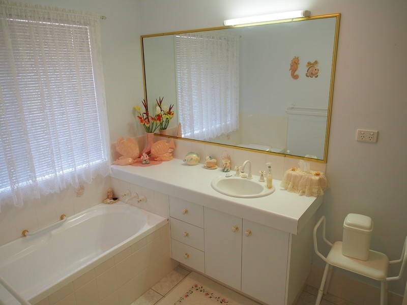 18 Sunrise Crescent, Gracemere QLD 4702