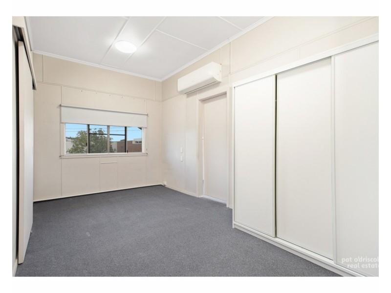 Upstairs/22 Upper Dawson Road, Allenstown QLD 4700