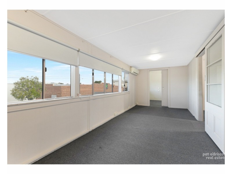 Upstairs/22 Upper Dawson Road, Allenstown QLD 4700