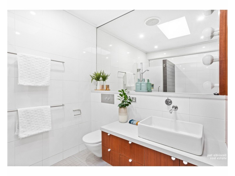 77 Brecknell Street, The Range QLD 4700