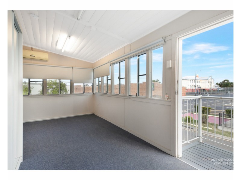 Upstairs/22 Upper Dawson Road, Allenstown QLD 4700
