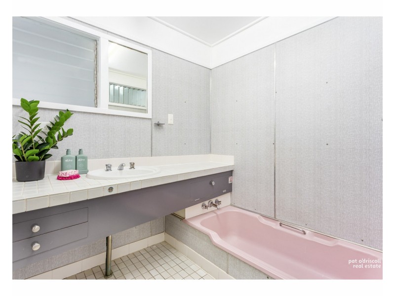 33 Queen Street, The Range QLD 4700
