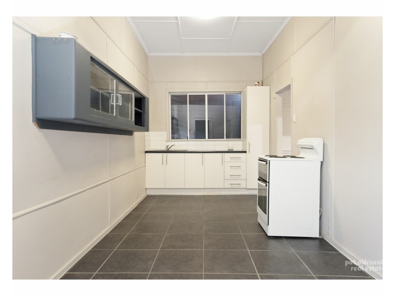 Upstairs/22 Upper Dawson Road, Allenstown QLD 4700