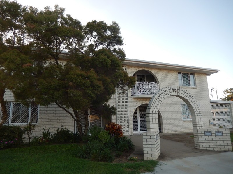 2/235 Dean Street, Berserker QLD 4701