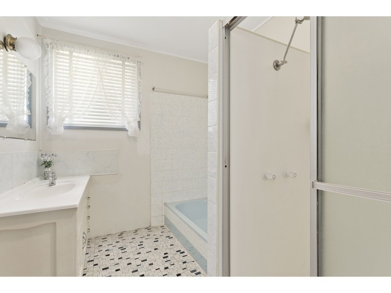 6 Ball Court, Park Avenue QLD 4701