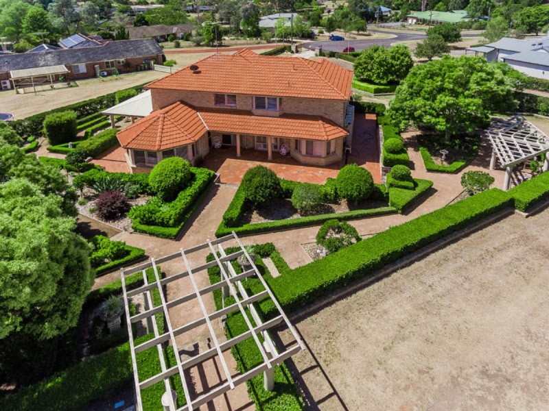 10 Aberfoyle Place, Grasmere NSW 2570