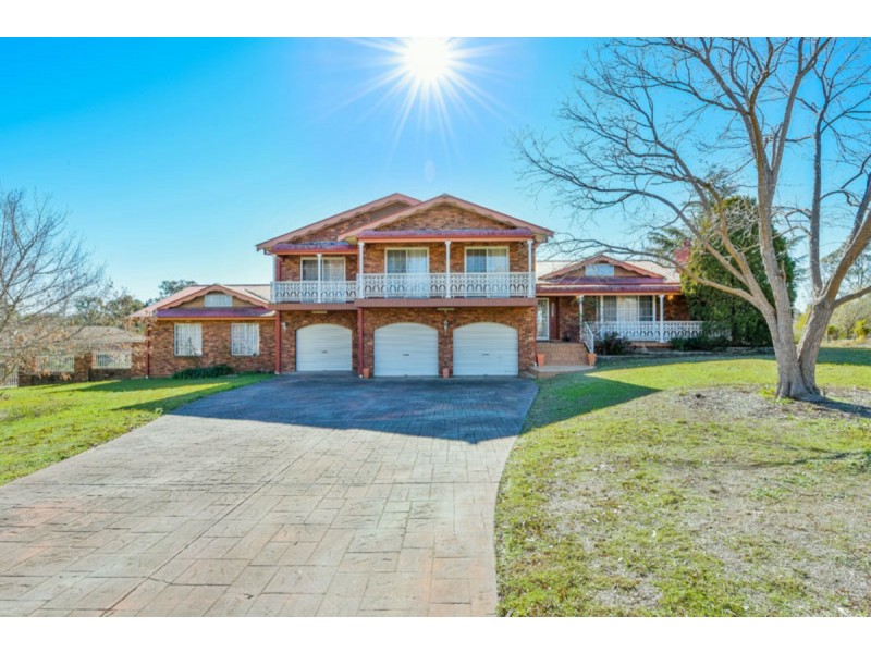 2 Berry Close, Grasmere NSW 2570