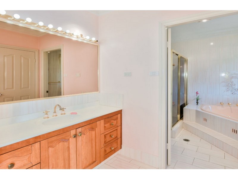 2 Berry Close, Grasmere NSW 2570