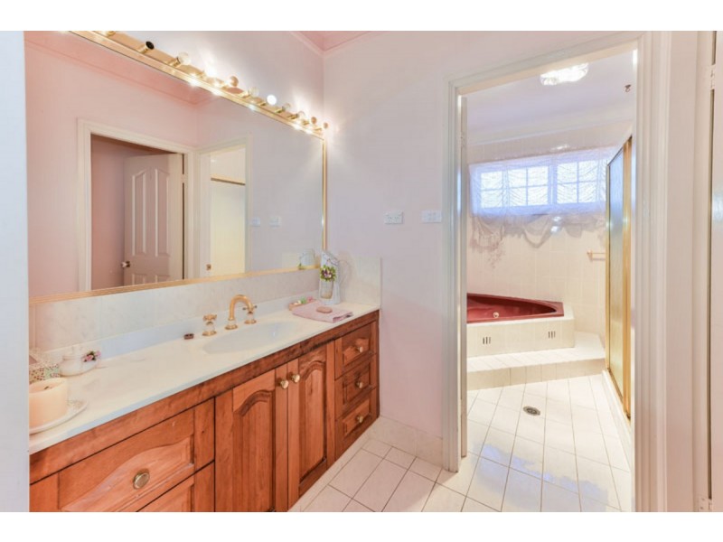 2 Berry Close, Grasmere NSW 2570